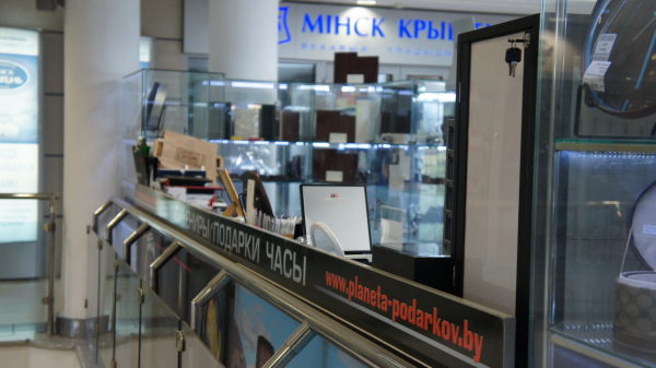 Фото выставочного центра с витринами